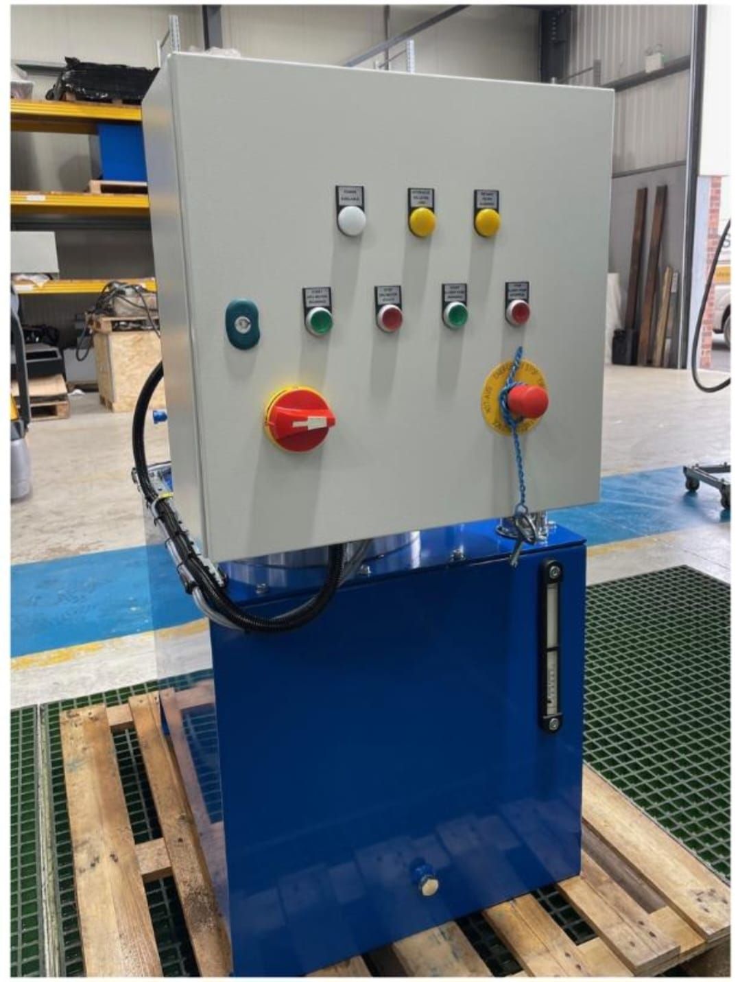 Freestanding industrial control panel with pilot lamps, push buttons and E-stop