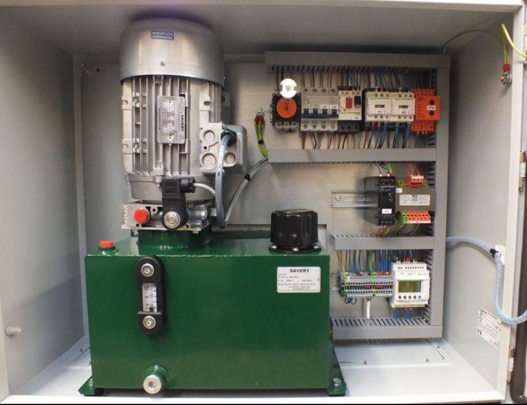 Hydraulic power pack with an integrated electrical control enclosure
